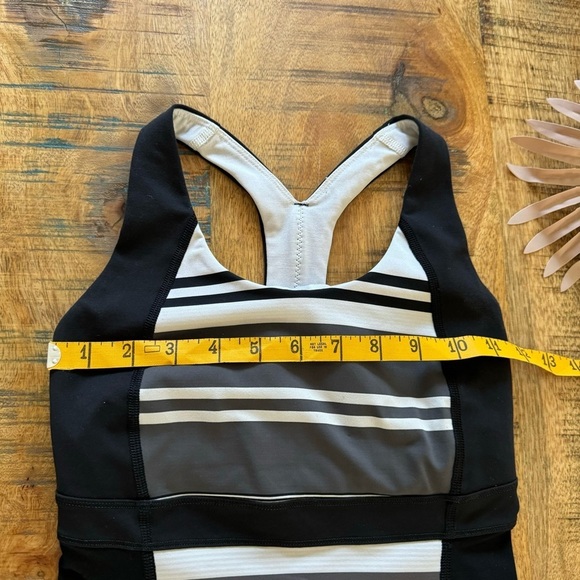 Lululemon Athletica  Run Fast Track Black White Stripe Criss Cross Back Size 2 - Picture 7 of 12